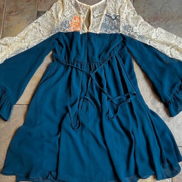 Voom by Joy Han Illusion Lace Bell Sleeves Flowy Dress Women's Size Large (8-10) - Picture 5 of 6